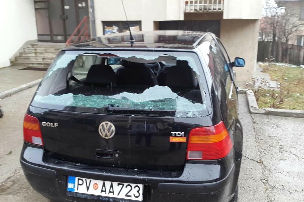 Polomljeno staklo na automobilu Stjepana Gazdića, Foto: Goran Malidžan