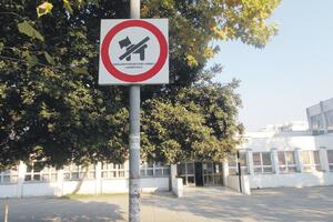 Zabranjeno uvoditi psa u dvorište škole