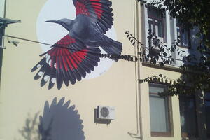 Ptica na zidu KIC-a poklon od Francuskog instituta