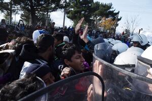 Makedonska policija suzavcem rastjeruje migrante sa granice