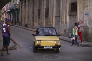 Kuba ljekarima uvodi obavezne dozvole za putovanje