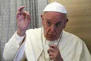 Papa Franjo: Postoje veći problemi od kondoma i virusa HIV