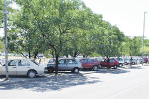 Parking između Kliničkog i Medicinske mora biti vraćen građanima