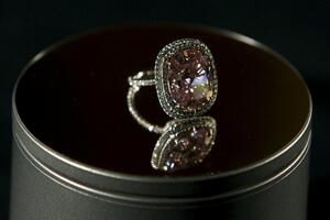 Rozi dijamant prodat na aukciji za 28.5 miliona dolara