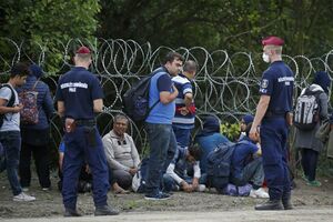 Zbog zatvorene mađarske granice, izbjeglice autobusima idu put...
