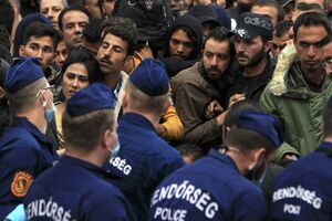 Budimpešta: Policajci ne daju migrantima da uđu u vozove