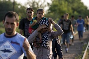 Nova grupa izbjeglica krenula pješke ka Budimpešti
