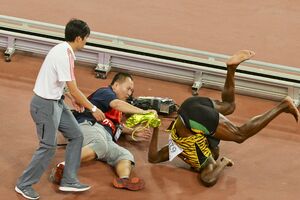 Kamerman srušio Bolta nakon finala na 200 metara