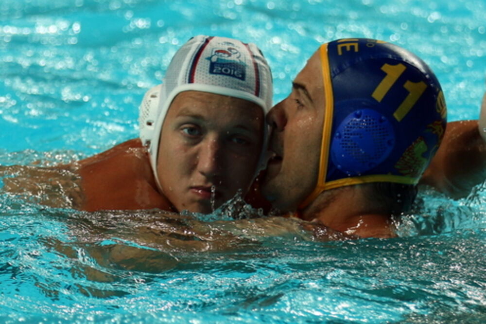 Water polo players powerless against Serbia at the opening