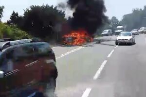 Zapalio se automobil u Obzovici [VIDEO]