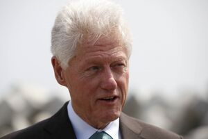 Bil Klinton i Madlen Olbrajt u delegaciji SAD u Srebrenici