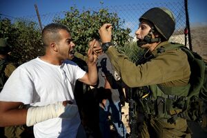 Izraelski vojnici džipom udarili Palestinca