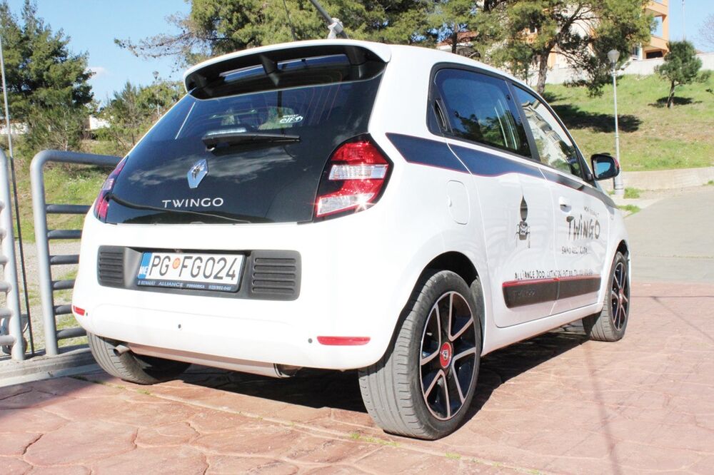 Access to the Renault Twingo 3 engine is via the boot by removing