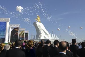 Lider Turkmenistana “zacementirao” kult ličnosti spomenikom od...