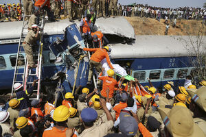 Indija: Voz iskočio iz šina, 32 mrtvih