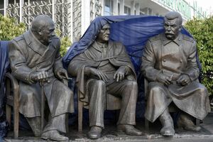 Na Jalti otkriven spomenik Staljinu, Čerčilu i Ruzveltu