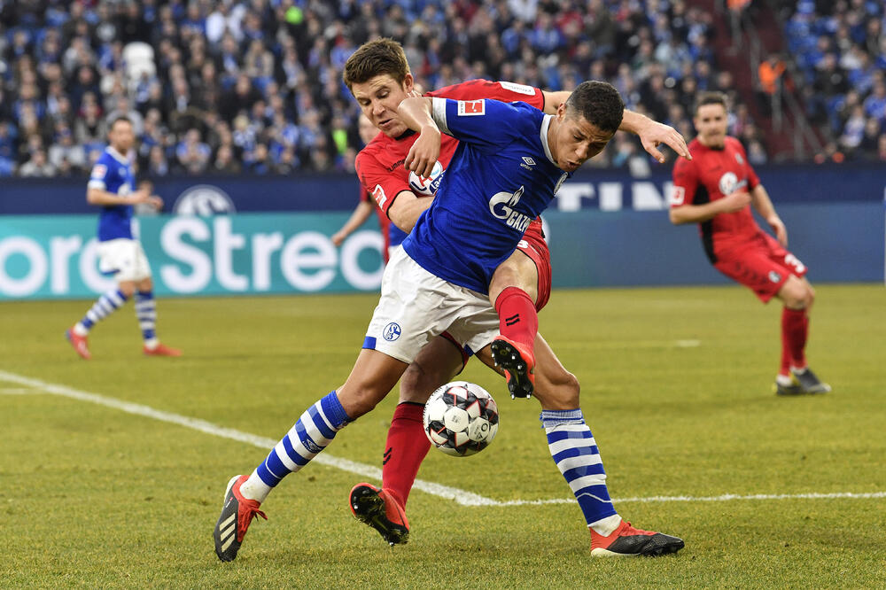 Schalke's Amine Harit, right, and Freiburg's Dominique Heintz challenge for the ball during the German Bundesliga soccer match between FC Schalke 04 and SC Freiburg in Gelsenkirchen, Germany, Saturday, Feb. 16, 2019. (AP Photo/Martin Meissner), Foto: Martin Meissner