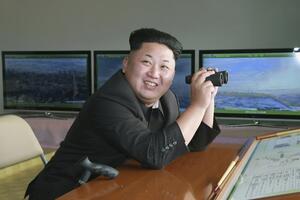 Kim Džong Un nadgleda vojsku Sjeverne Koreje