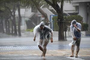 Japan: Tajfun se približava Okinavi, snažan zemljotres na sjeveru...