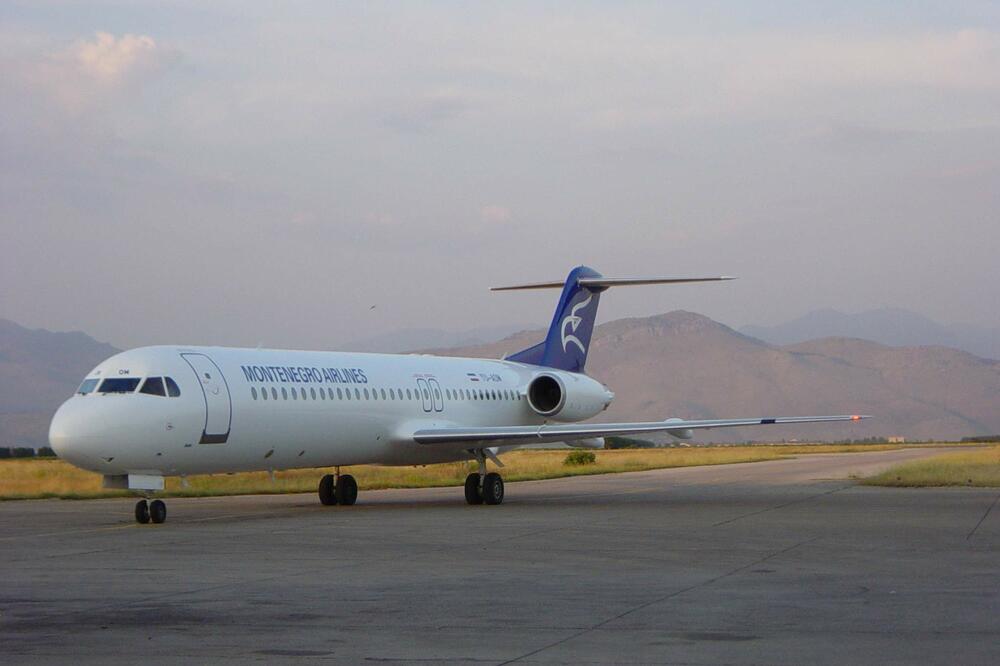 Avion Montenegro Airlinesa, Foto: Arhiva "Vijesti"