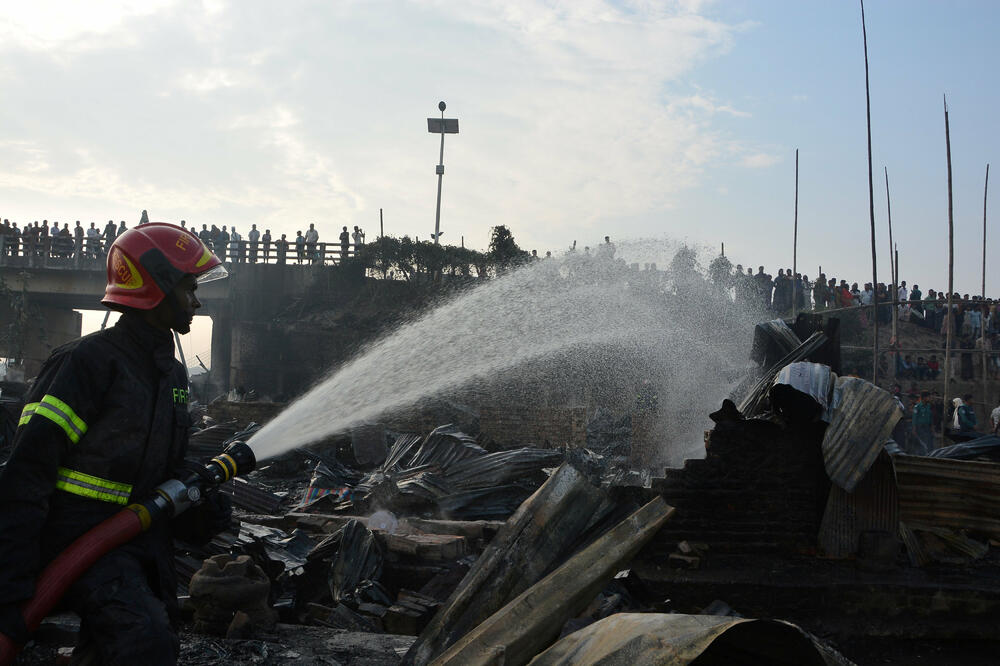 Vatrogasac gasi požar, Foto: Reuters