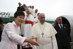 Papa u Seulu miri dvije Koreje