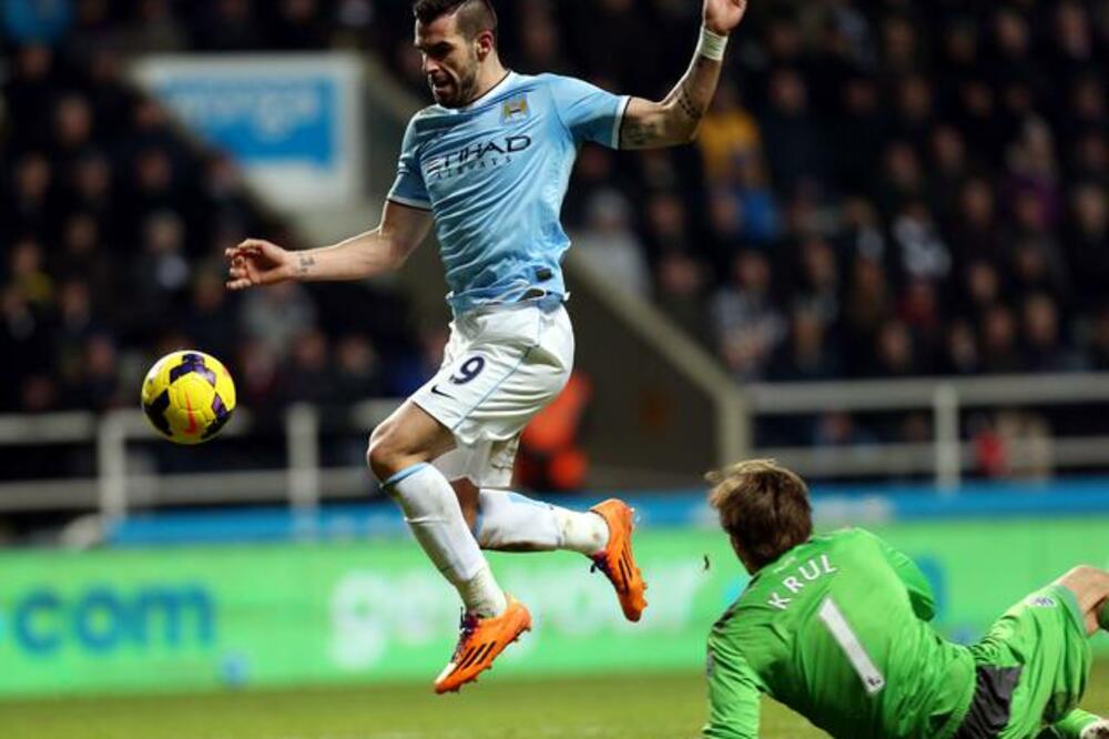 Alvaro Negredo i Tim Krul, Foto: Beta/AP