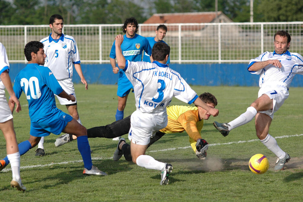 Brazilac Kadu postiže gol za Zetu u pobjedi nad Bokeljom 8:3, 2008. godine, Foto: Luka Zeković