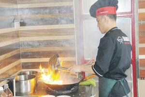 Otvoren prvi kiosk kineske brze hrane u Podgorici: Hrskava...