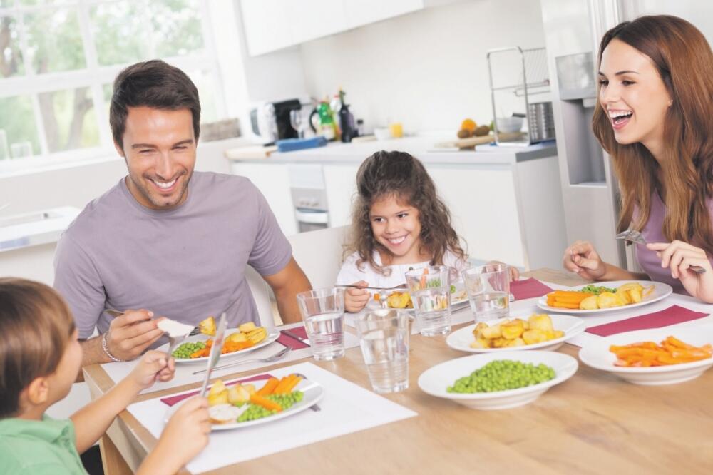 porodica, ručak, Foto: Shutterstock