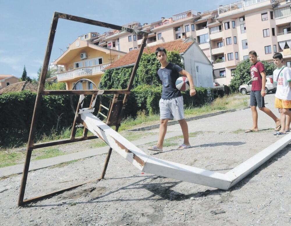 Malo brdo igralište, Igralište, Vandali, Nikola Peković