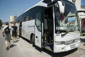 Huligani u Budvi na dan Parade ponosa kamenovali i splitski autobus