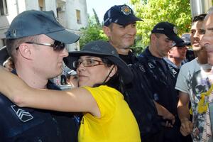 Ćalović kažnjena sa 550 eura zbog poljupca i zagrljaja policajca
