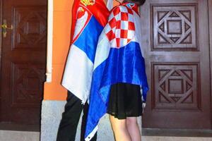 Srpsko-hrvatski poljubac u Mostaru je najhrabrija stvar ikad