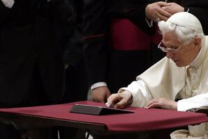 Papa prvi "tvit" poslao uz pomoć nadbiskupa