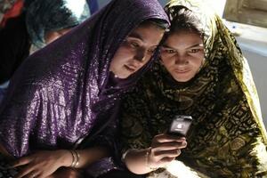 Žene u Avganistanu uče čitanje i pisanje uz pomoć telefona
