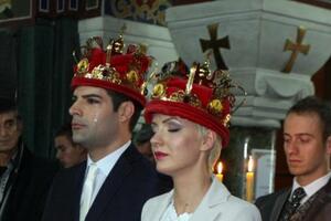 Vjenčali se Nikola Burovac i Milena Vučić, mladoženja se isplakao