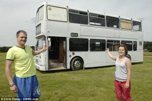 Snašli se: Autobus na sprat pretvorili u kuću