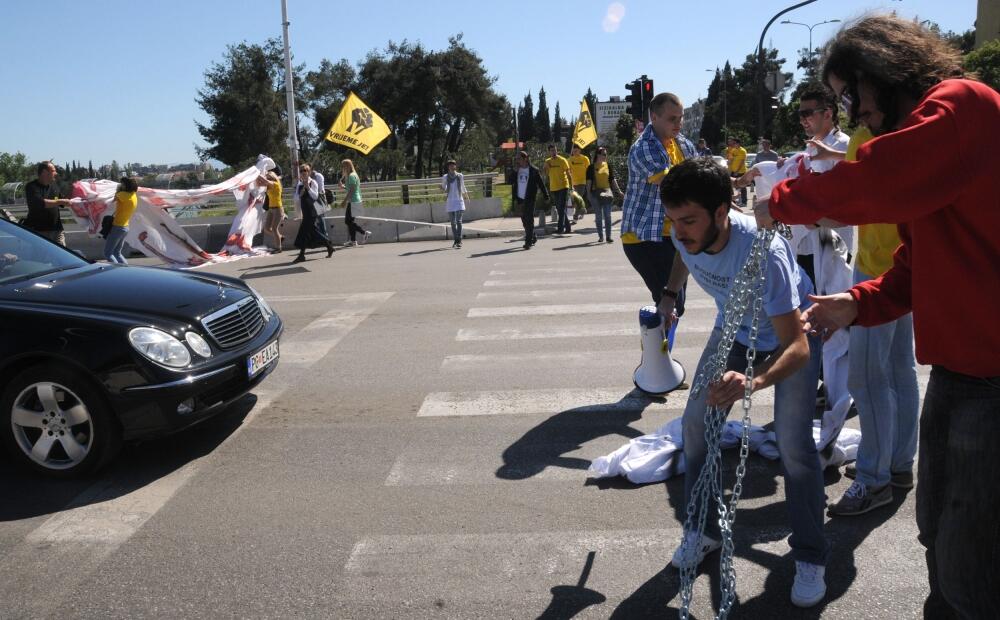 blokada mosta Mans i studenti