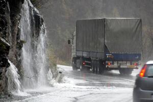 11 saobraćajnih nezgoda, troje teže, a jedno lakše povrijeđeno