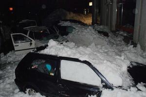 Nikšić: Snijeg sa krova zgrade u centru grada uništio četiri...