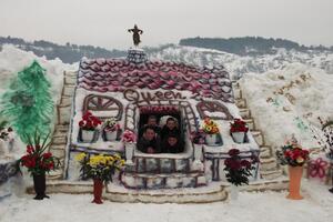 Mališani iz Nikšića za pet sati od snijega napravili cvjećaru
