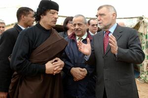 Mesić tvrdi da ga je Gadafi obavijestio da je bio spreman da se...