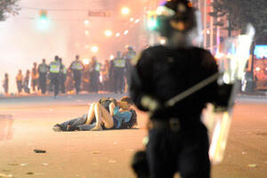Dok su navijači pravili haos u Vankuveru, par ležao na ulici i...