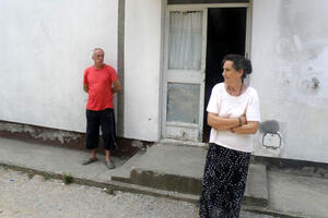 Kosovari raseljenici u Baru traže dom i prijete da će se zapaliti