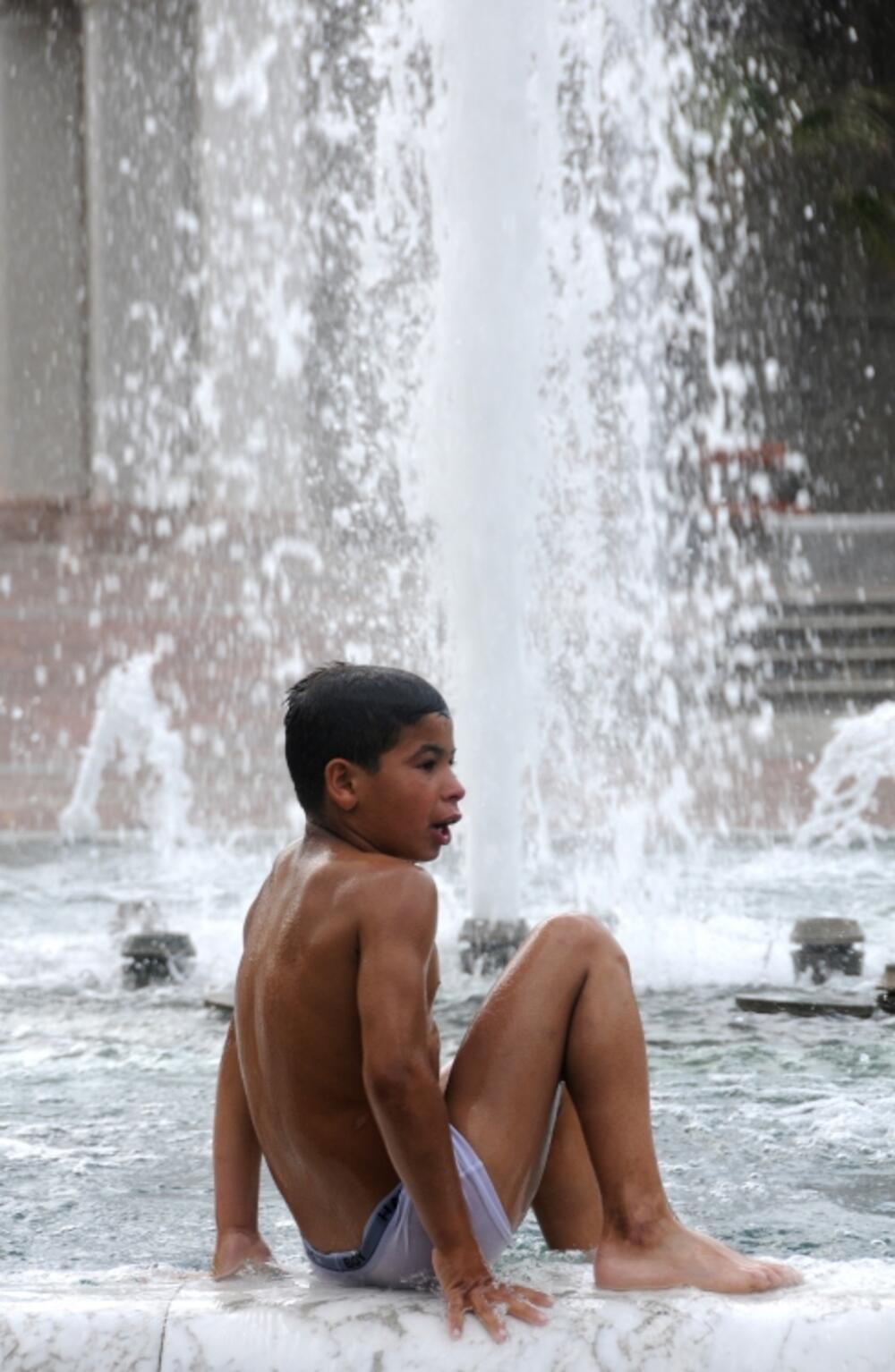 dječaci, kupanje, fontana
