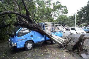 U snažnoj kineskoj oluji poginulo 17, povrijeđeno 50 osoba