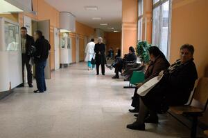 Pacijenti u KC-u čekaju na red od zore, na pregled ko ostane budan