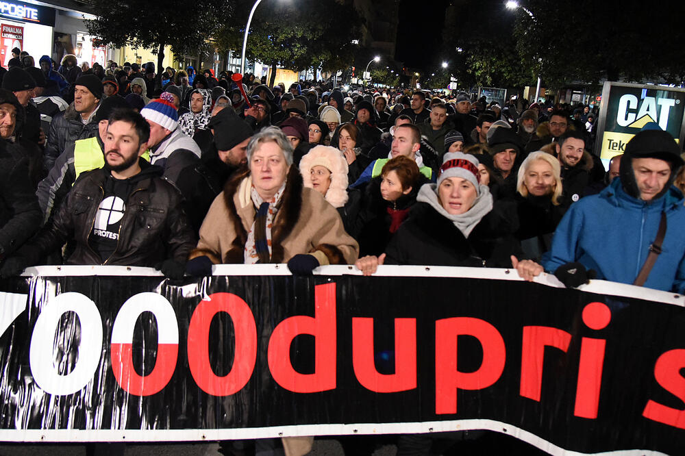 Spremni samo da slušaju o ostavci: Sa protesta, Foto: Boris Pejović