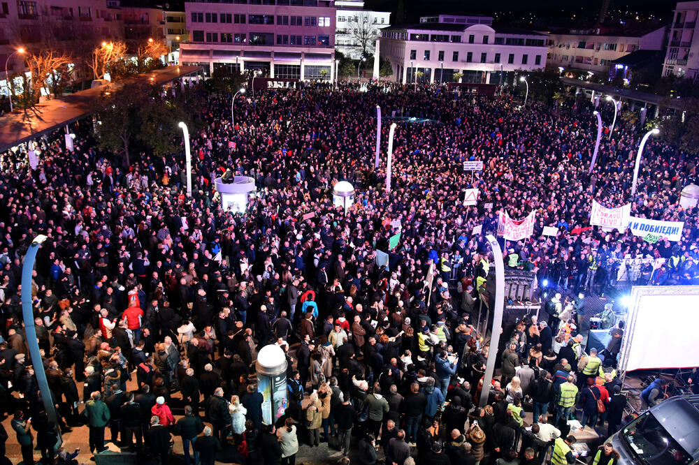 Prvi put i opoziciji ispostavili zahtjeve: Sa subotnjeg protesta u Podgorici, Foto: Boris Pejović